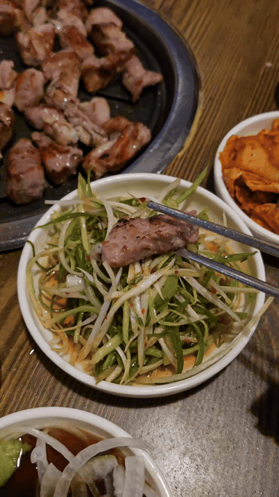 A bite of geungogi with seasoned scallions