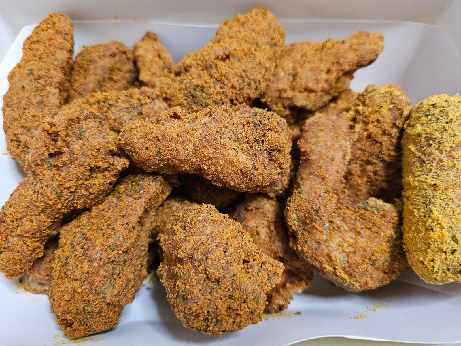 Close view of Currinkle seasoning coating the chicken