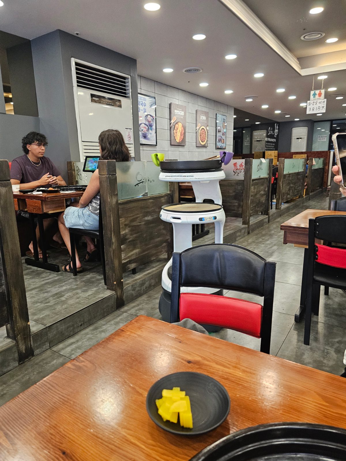 Serving robot bringing dakgalbi at Yugane Dakgalbi Daegu Dongseongro