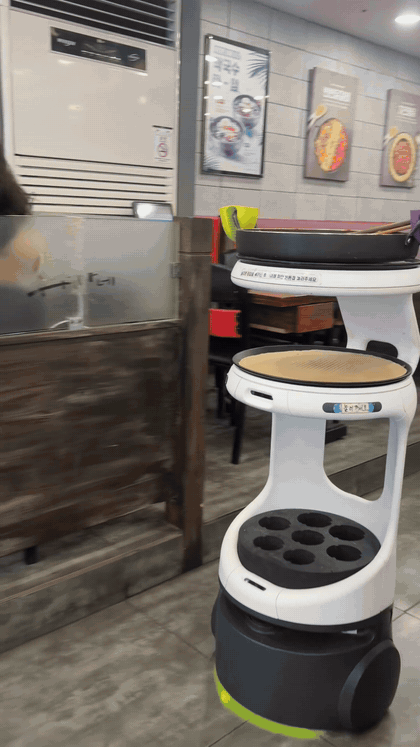 Serving robot carrying a hot dakgalbi pan inside Yugane Dakgalbi Daegu