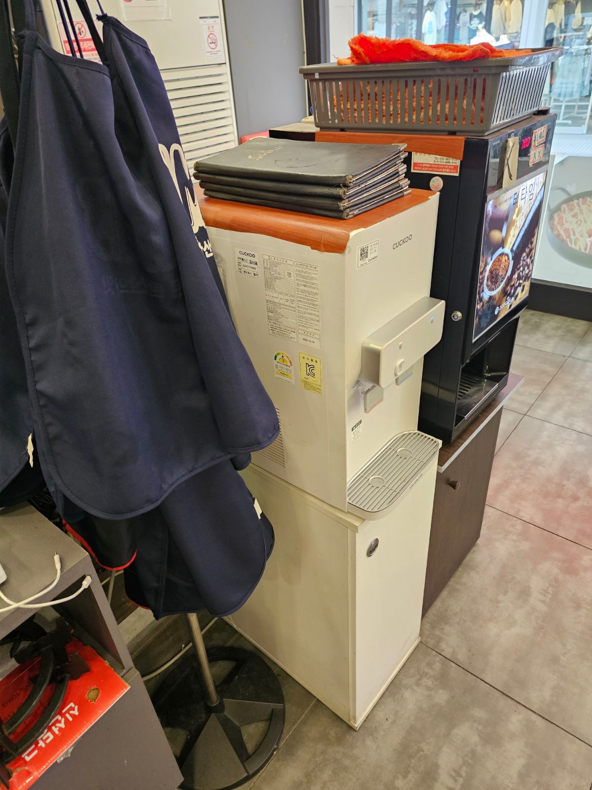 Aprons water dispenser and coffee machine at Yugane Dakgalbi Daegu