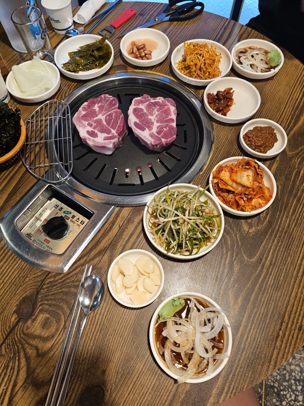 Full table setting for a geungogi meal