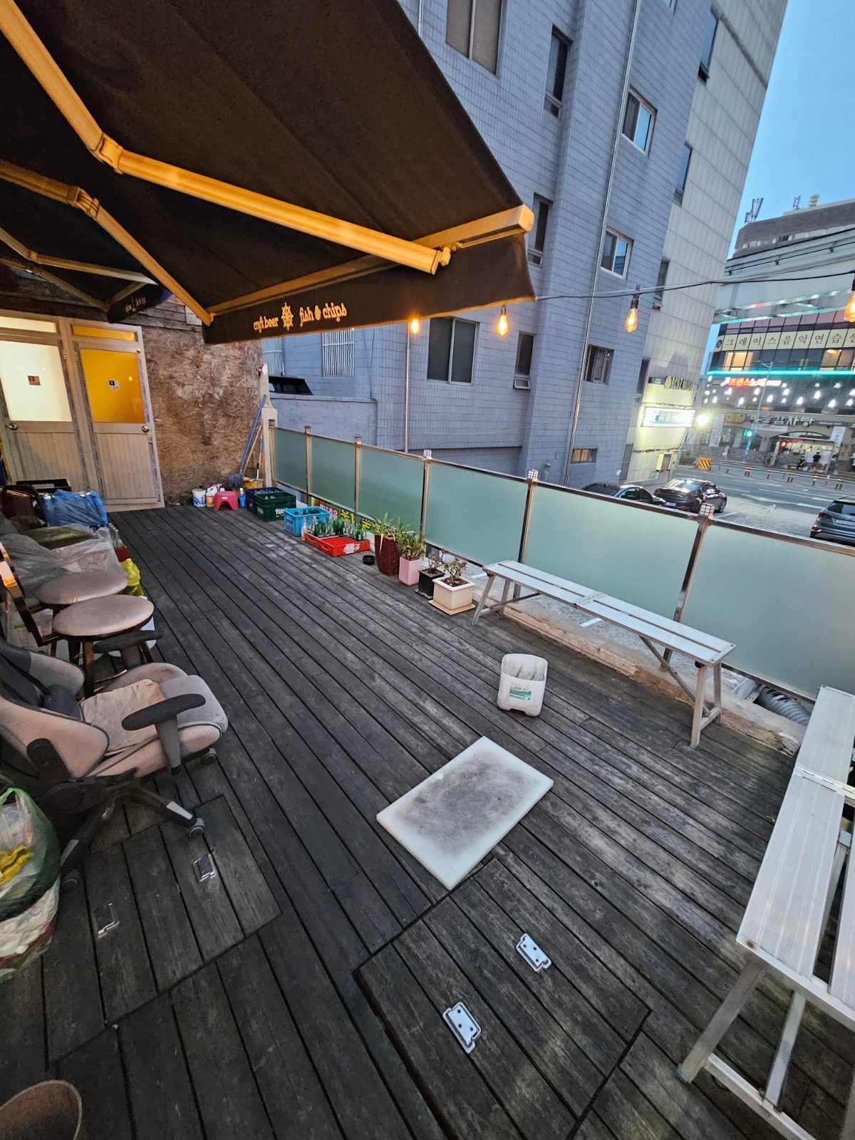 Smoking area along the path to the outdoor seating