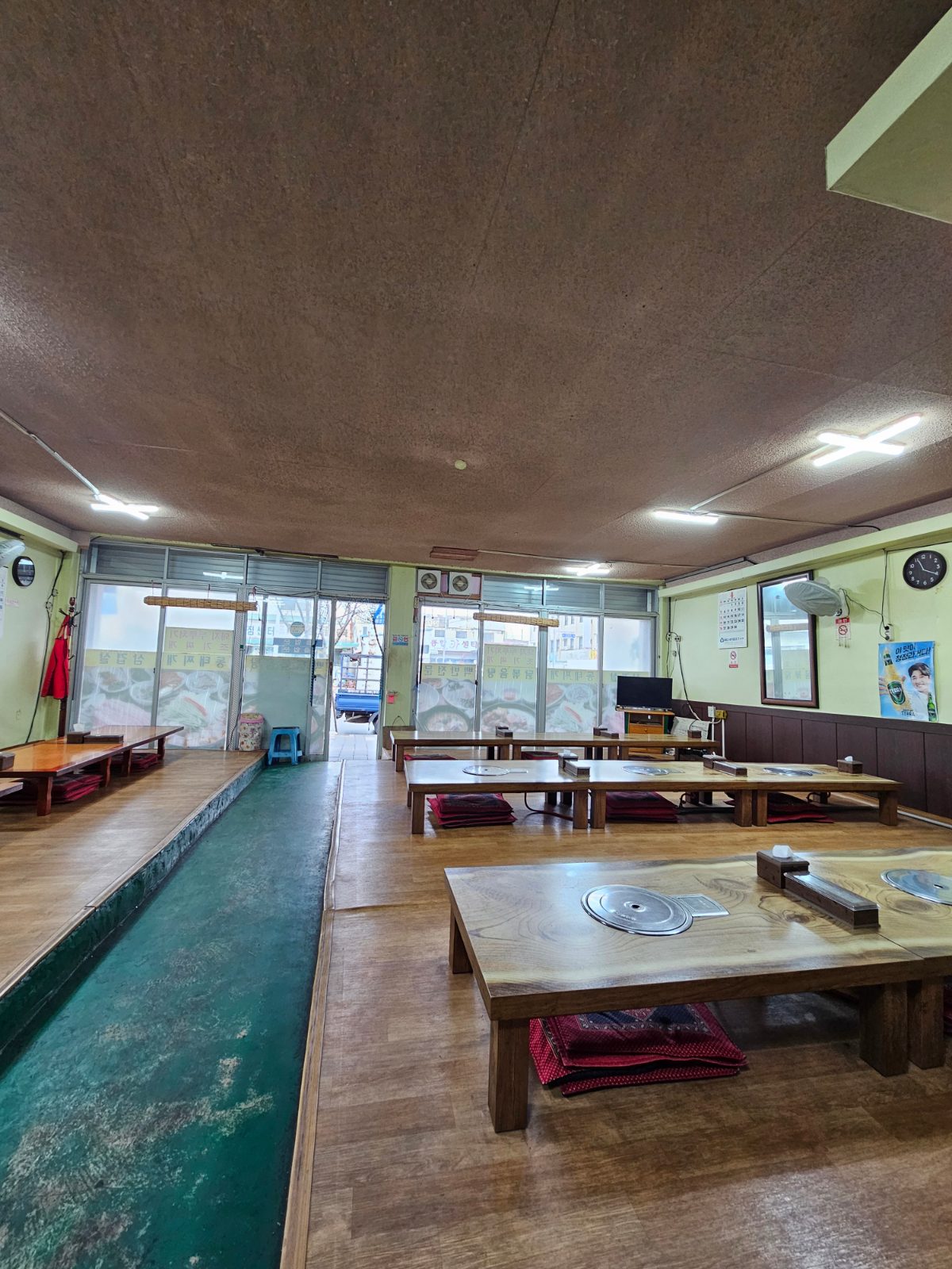 Interior of Eomeoni Sikdang in Daejeon with floor seating tables and cushions