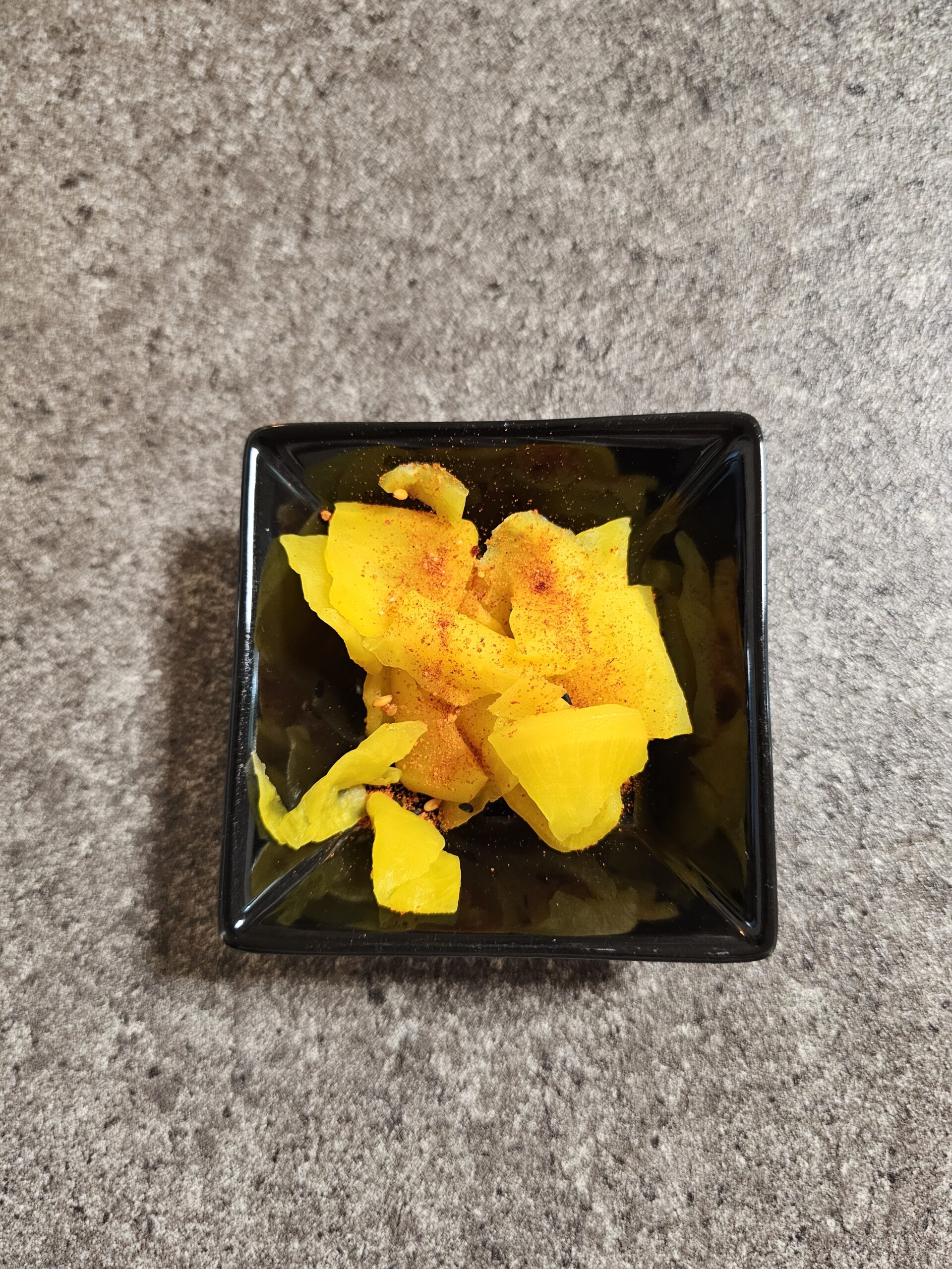 七味をかけた小皿の黄色いたくあん