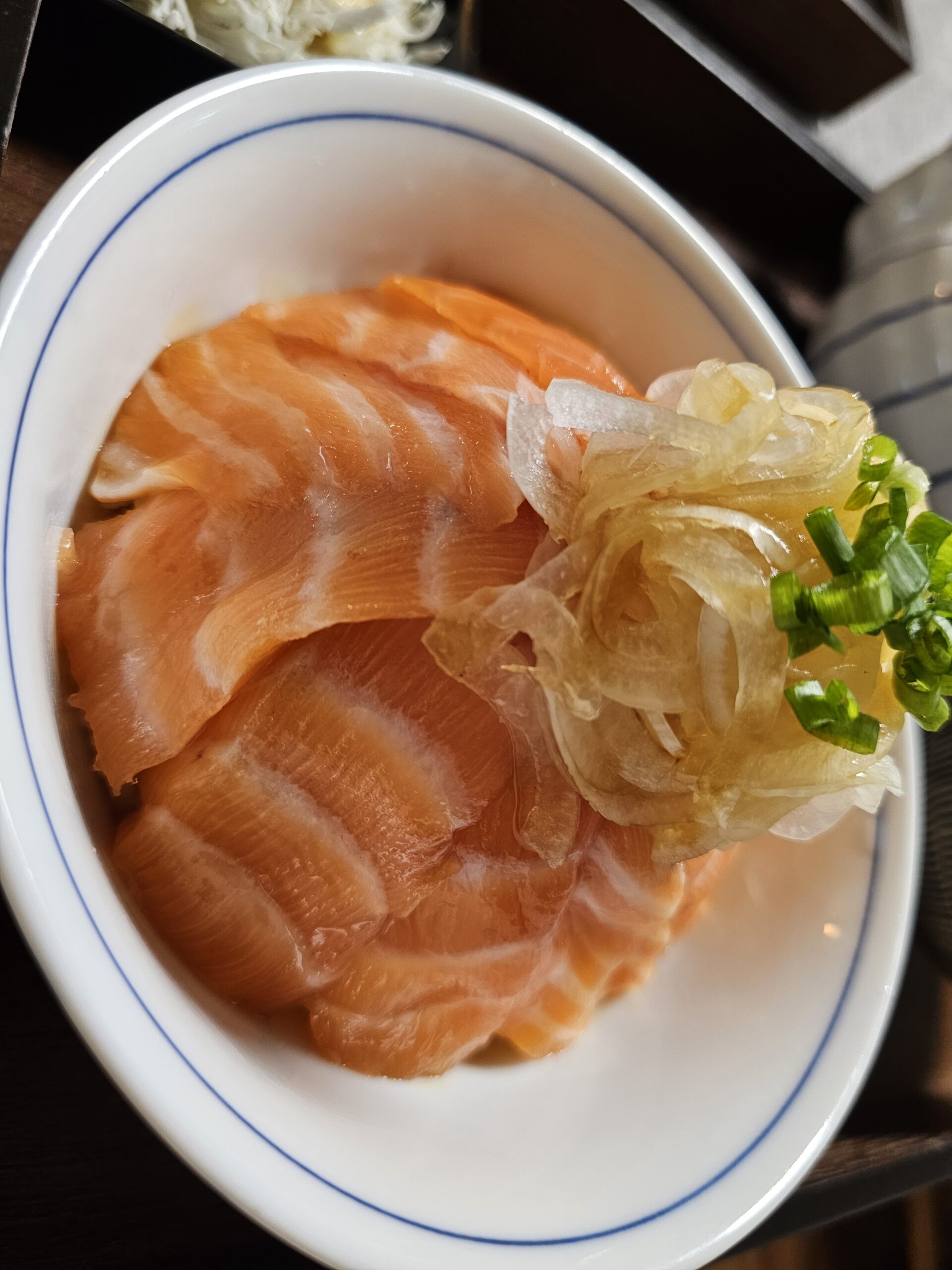 サーモン丼のまわりに重ねられた厚切りサーモン