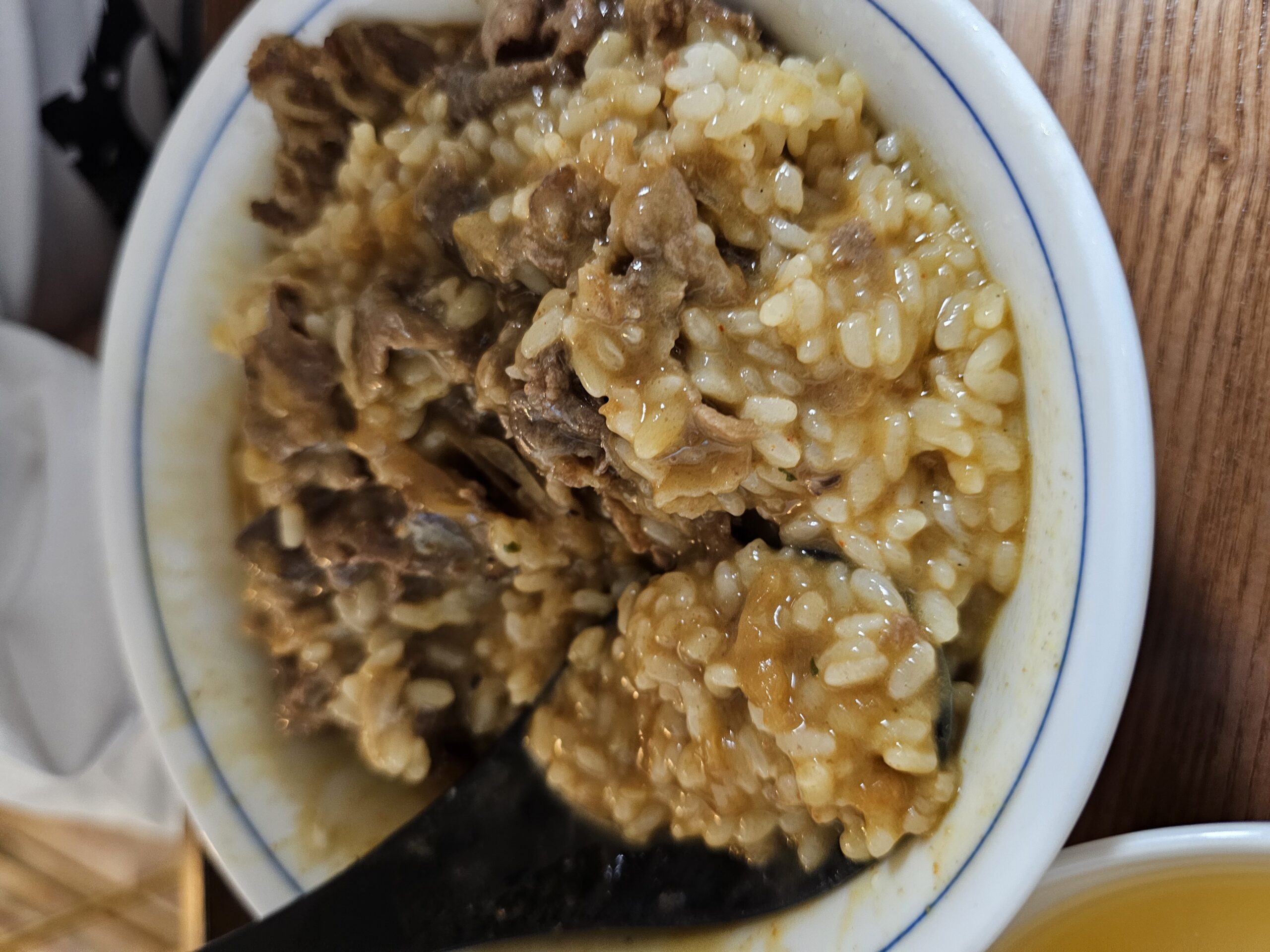 牛肉、カレー、ご飯を混ぜ合わせたあとのカレー牛丼