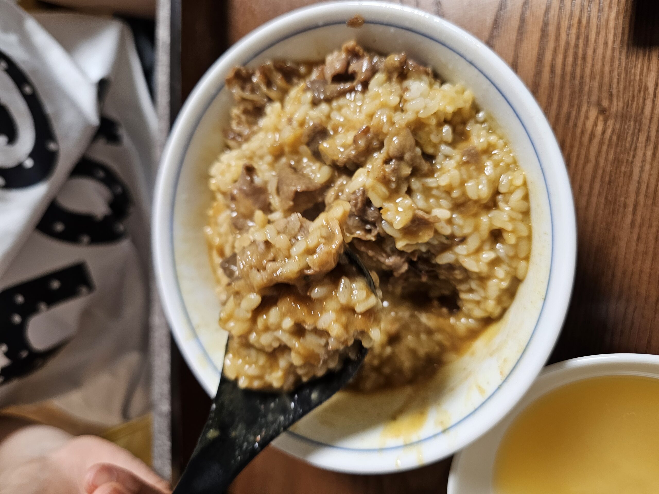 混ぜたカレー牛丼の一口