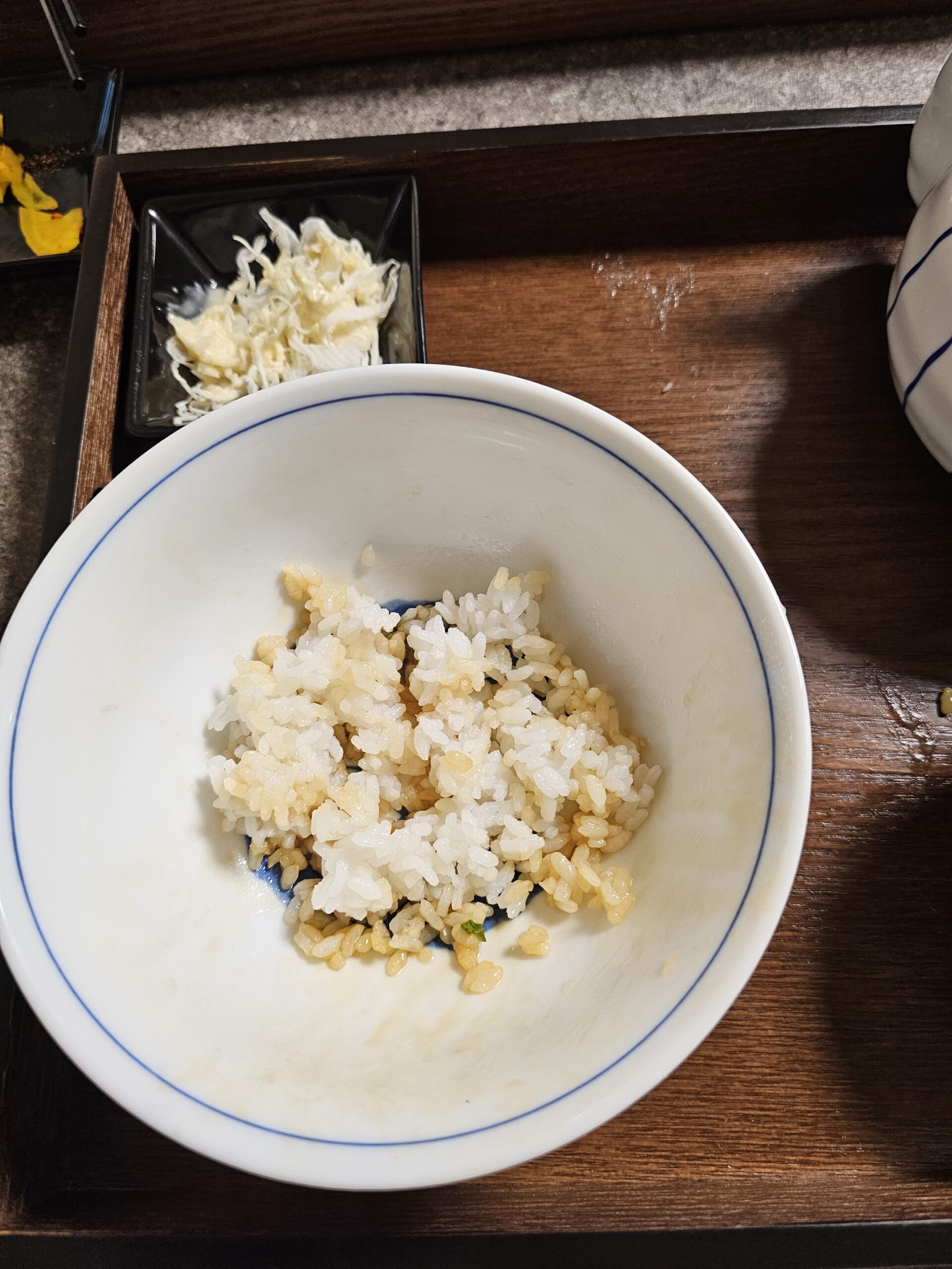 白い丼の底に少し残った醤油味のご飯