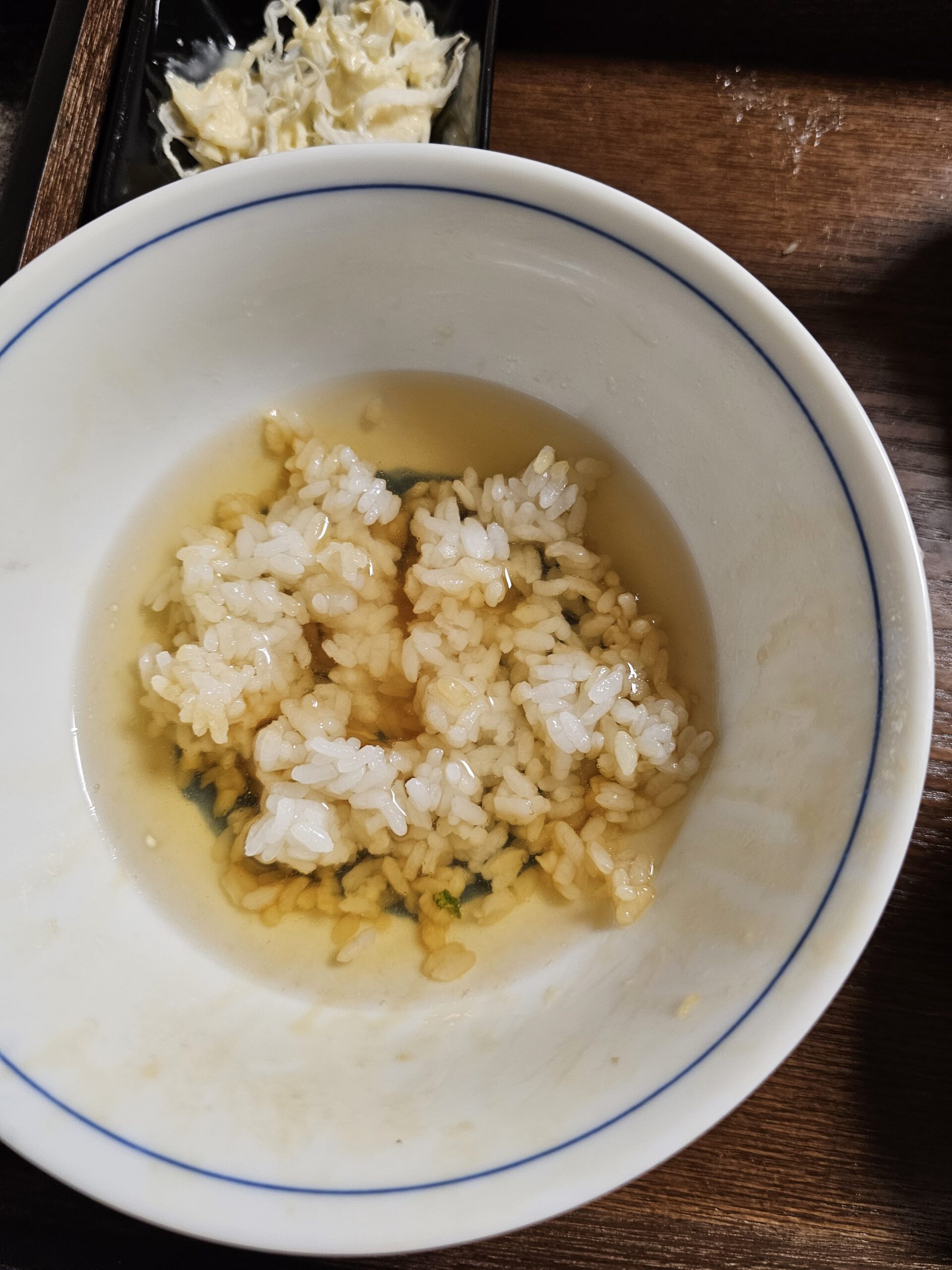 残ったご飯にピッチャーの液体を注いで作ったお茶漬け