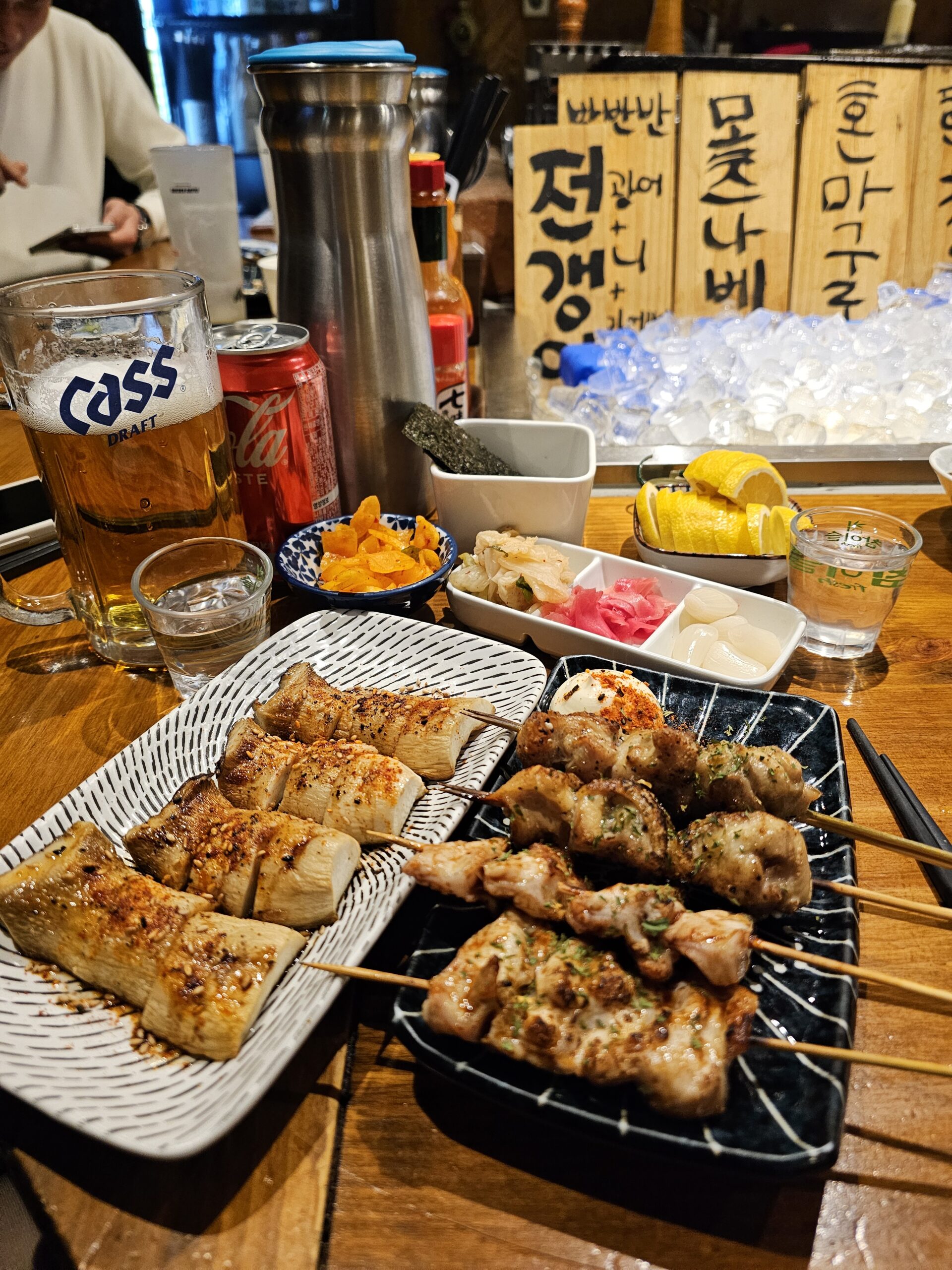 King Oyster Mushroom Skewersと焼き色の付いたChicken Skewers