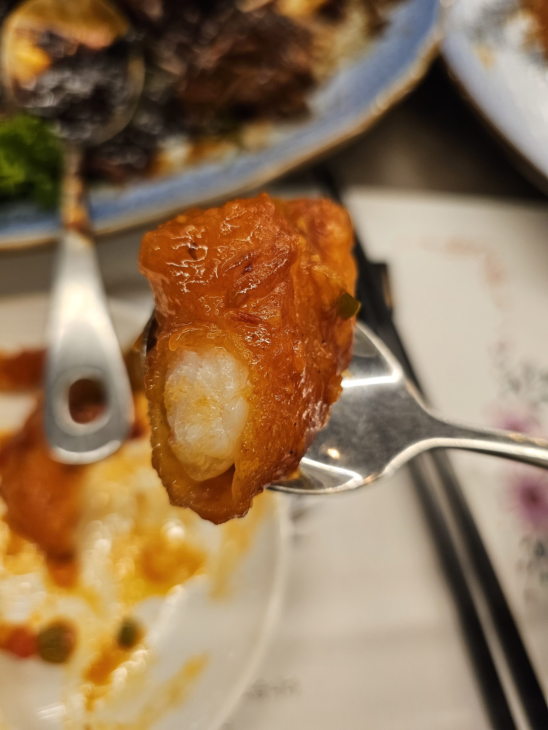 衣の中に厚みのあるエビの身が見える、切ったエビ