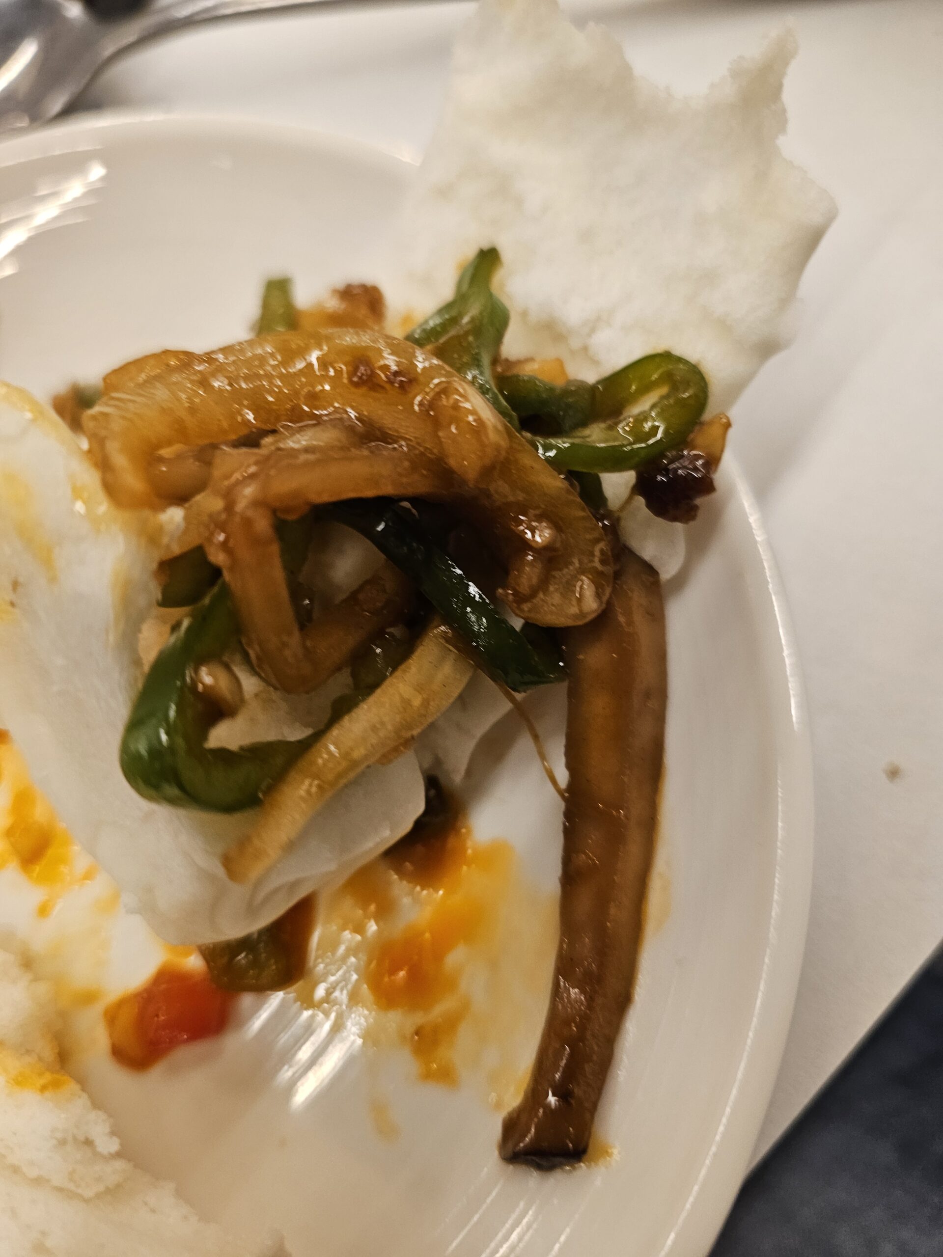 細切りの野菜と肉をたっぷり挟んだ白い蒸しパン