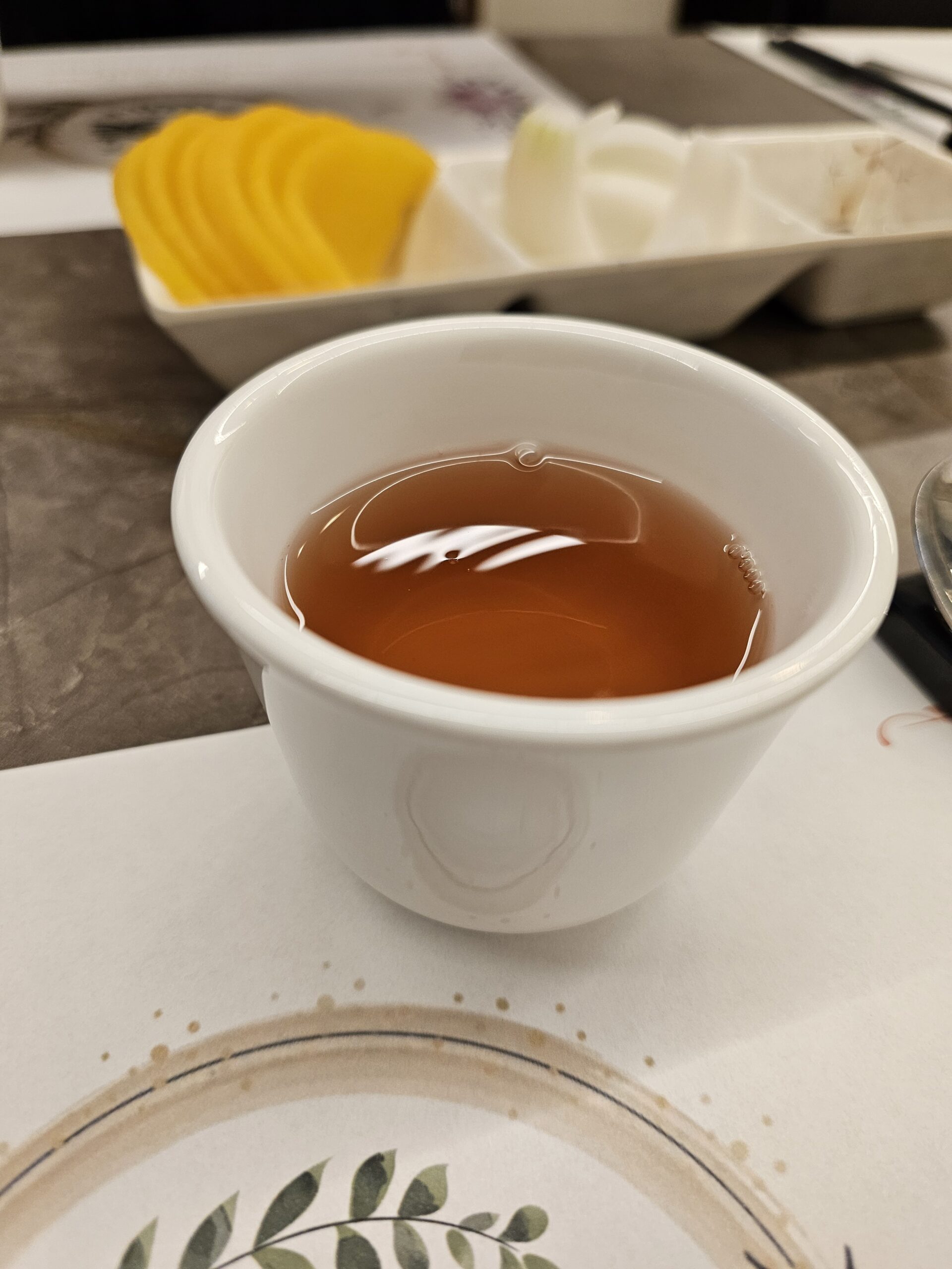 食事前に白いカップで出された茶色のお茶