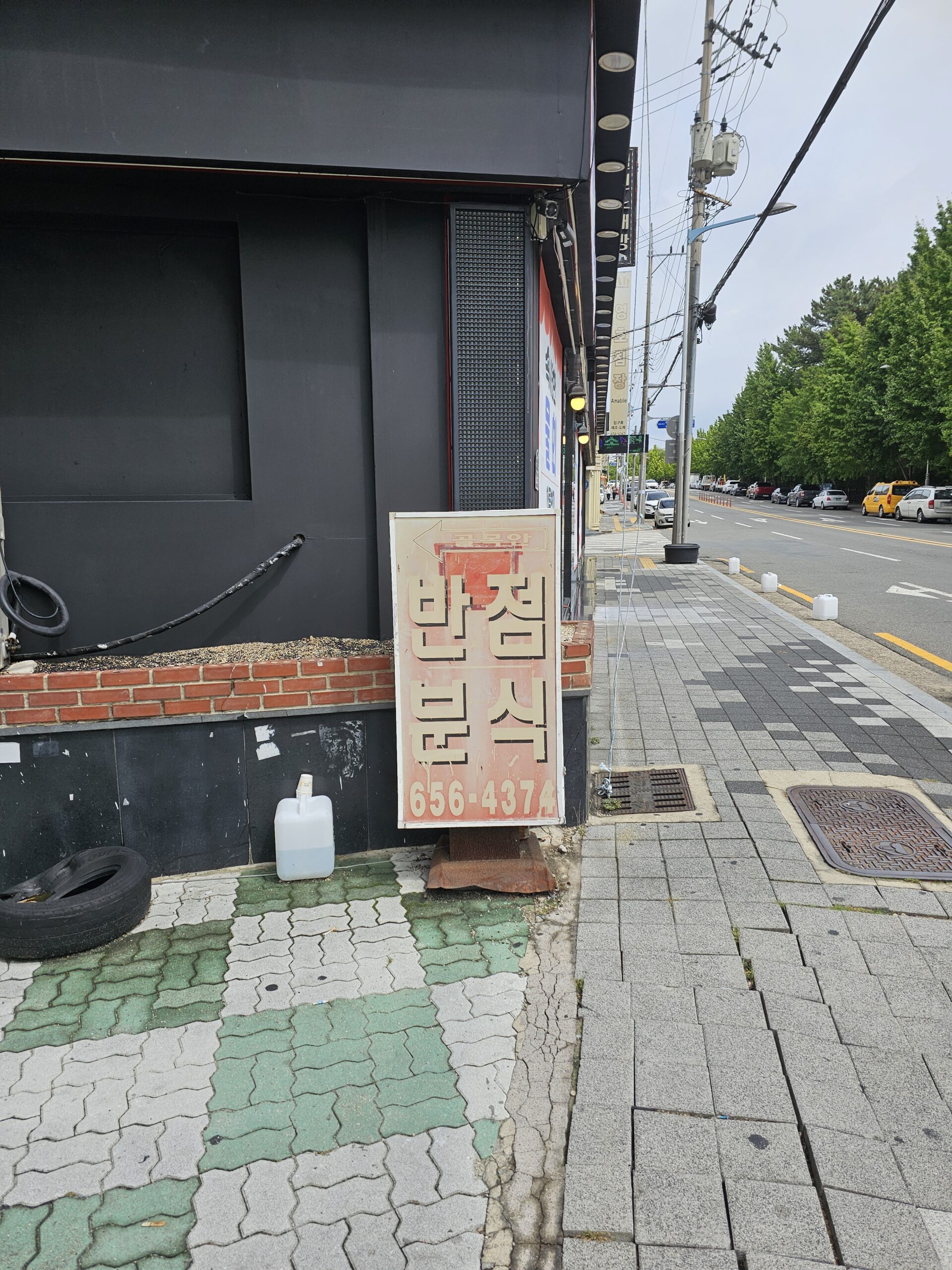 Restaurant sign with an arrow pointing into the alley